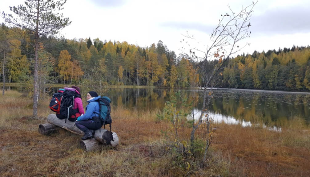 Retkeilijöiden tauko luonnonrauhasta nauttien